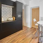 Host & - Upleatham Street *