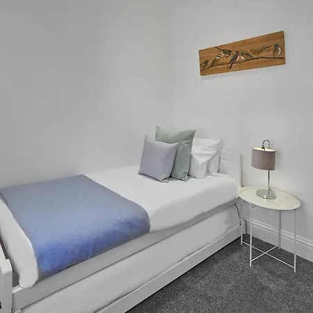 Host & - Upleatham Street * 솔트번바이더씨