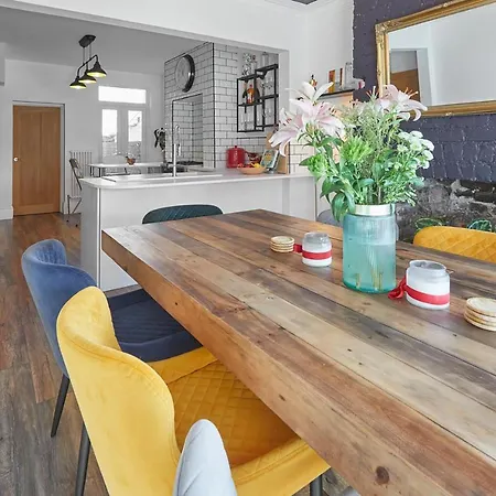 Host & - Upleatham Street *