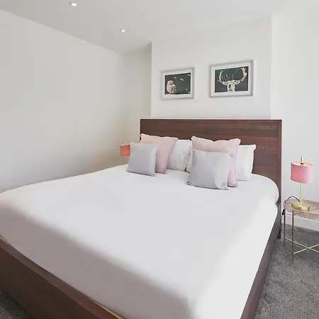 Host & - Upleatham Street * 솔트번바이더씨