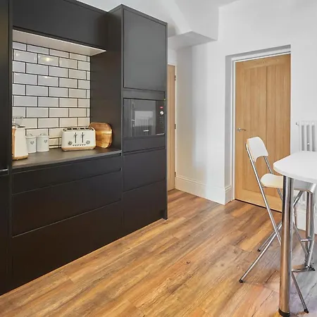 Host & - Upleatham Street *