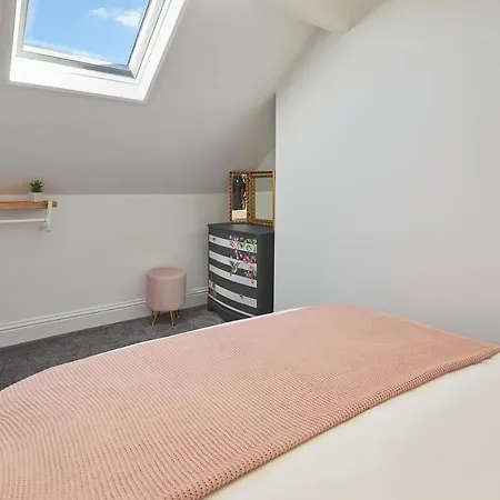 Host & - Upleatham Street *