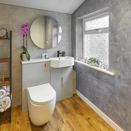 Host & - Upleatham Street *